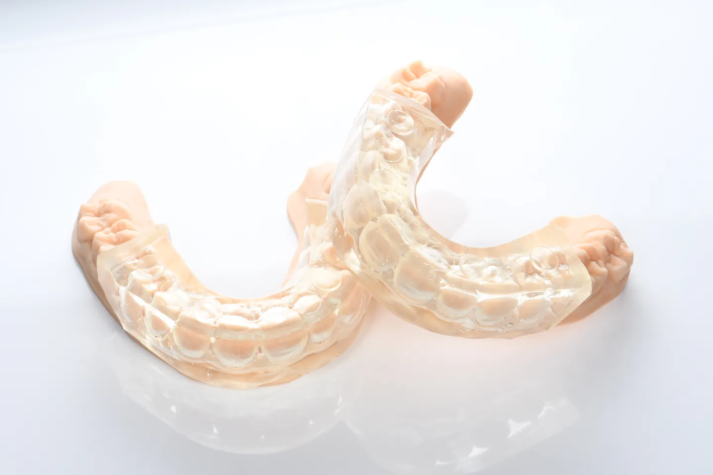 Deux clés en silicone transparent posées sur les modèles du projet.
