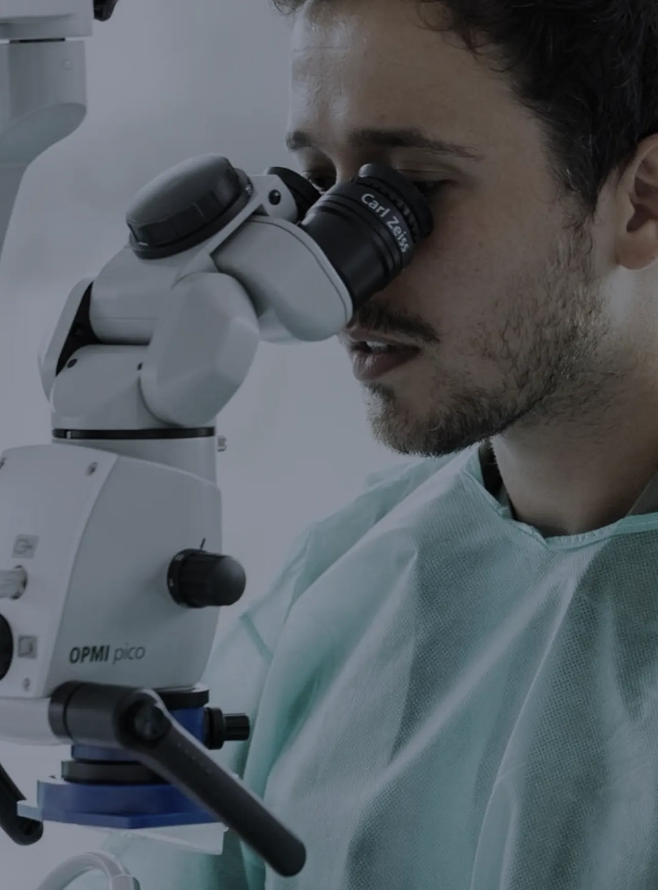 Le Dr Jérémy Haccoun au microscope opératoire